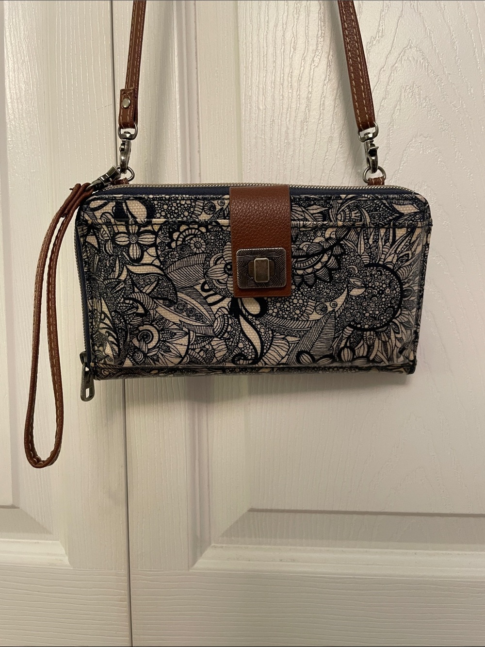 Sakroots ARTIST CIRCLE Crossbody or Wristlet Bag Floral Print